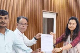 Demand for fair investigation of cases against Amitabh Thakur, memorandum submitted to the President. IMAGE CREDIT TO रिपोर्टर