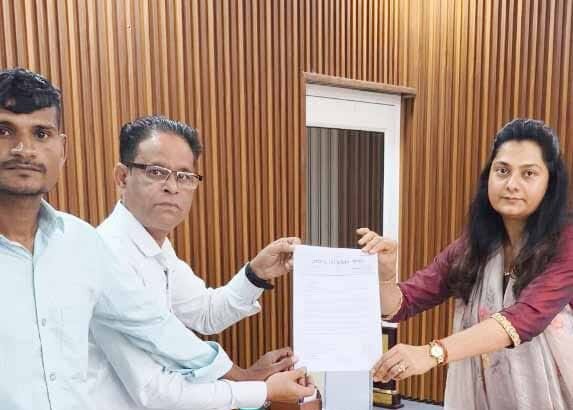 Demand for fair investigation of cases against Amitabh Thakur, memorandum submitted to the President. IMAGE CREDIT TO रिपोर्टर