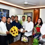 Councillors congratulate the Municipal Commissioner for enhancing the prestige of Ghaziabad Municipal Corporation. IMAGE CREDIT TO NAGAR NIGAM