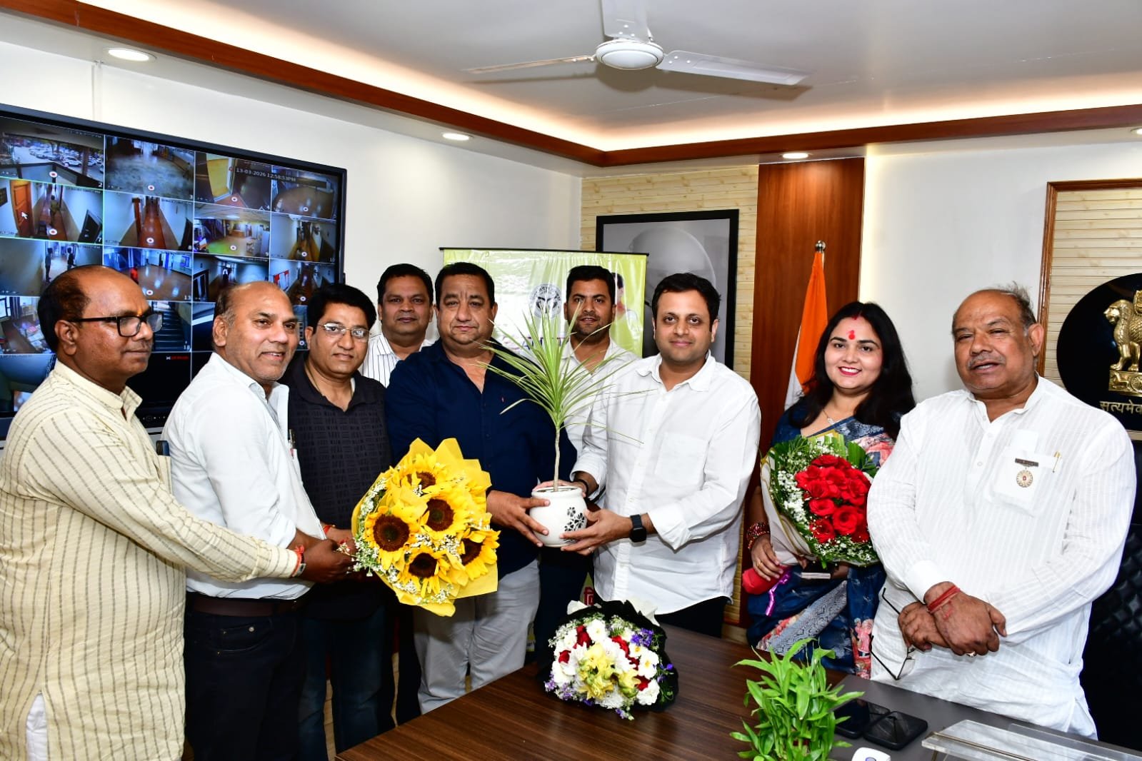 Councillors congratulate the Municipal Commissioner for enhancing the prestige of Ghaziabad Municipal Corporation. IMAGE CREDIT TO NAGAR NIGAM