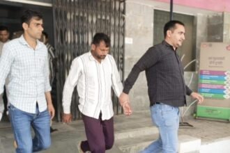 Contractual lineman arrested for taking ₹10,000 bribe in the name of installing meters. IMAGE CREDIT TO एंटी करप्शन