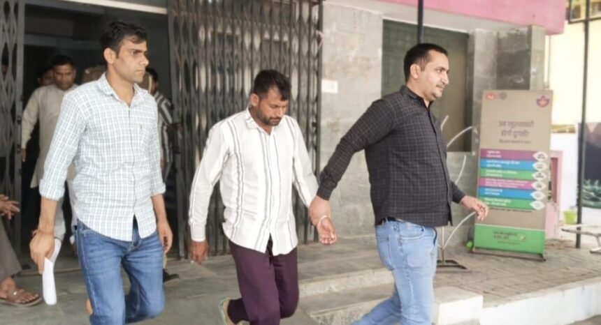 Contractual lineman arrested for taking ₹10,000 bribe in the name of installing meters. IMAGE CREDIT TO एंटी करप्शन