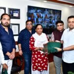 Class IV employees to wear uniforms at Municipal Corporation Headquarters; Municipal Commissioner presents them IMAGE CREDIT TO NAGAR NIGAM