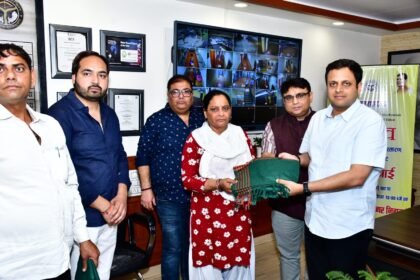 Class IV employees to wear uniforms at Municipal Corporation Headquarters; Municipal Commissioner presents them IMAGE CREDIT TO NAGAR NIGAM