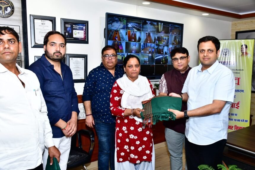 Class IV employees to wear uniforms at Municipal Corporation Headquarters; Municipal Commissioner presents them IMAGE CREDIT TO NAGAR NIGAM