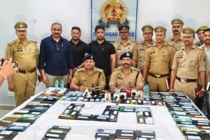 Ghaziabad Nagar Zone Police recovered 555 mobile phones, handed them over to the owners IMAGE CREDIT TO POLICE
