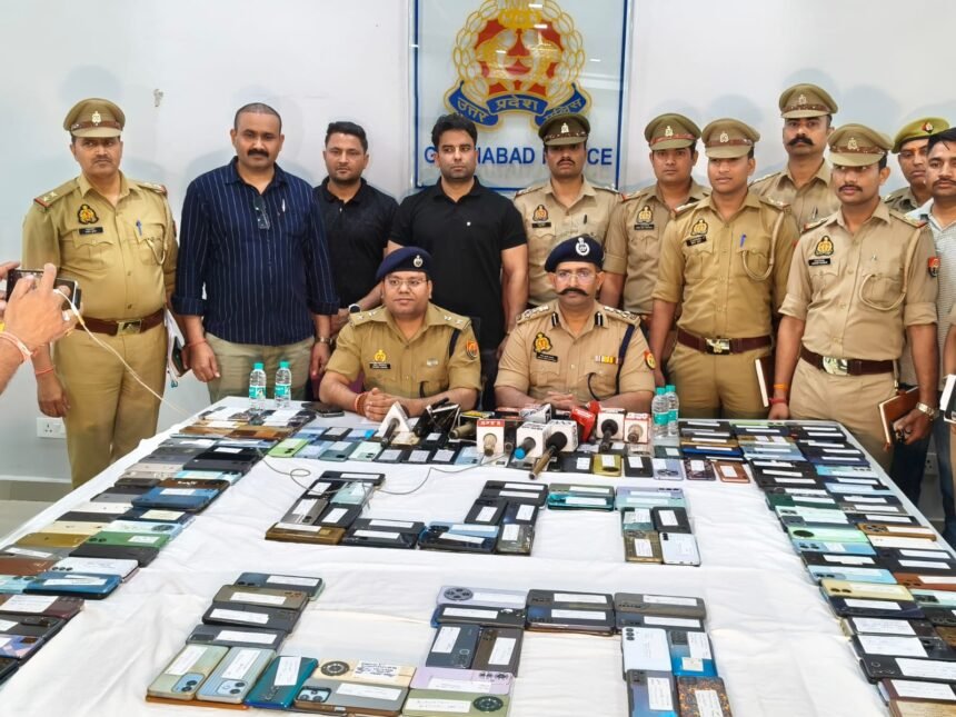 Ghaziabad Nagar Zone Police recovered 555 mobile phones, handed them over to the owners IMAGE CREDIT TO POLICE