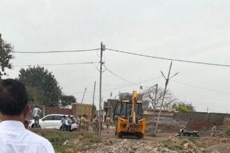 GDA bulldozer roared in Muradnagar: Three illegal colonies living in 33 bighas razed to the ground IMAGE CREDIT TO REPORTER