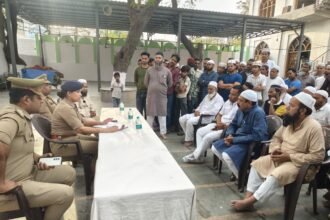 A meeting was held with the people under the chairmanship of ACP Upasana Pandey regarding goodbye namaz IMAGE CREDIT TO POLICE