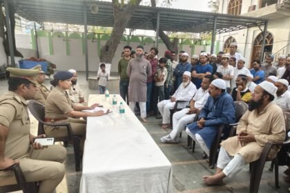 A meeting was held with the people under the chairmanship of ACP Upasana Pandey regarding goodbye namaz IMAGE CREDIT TO POLICE