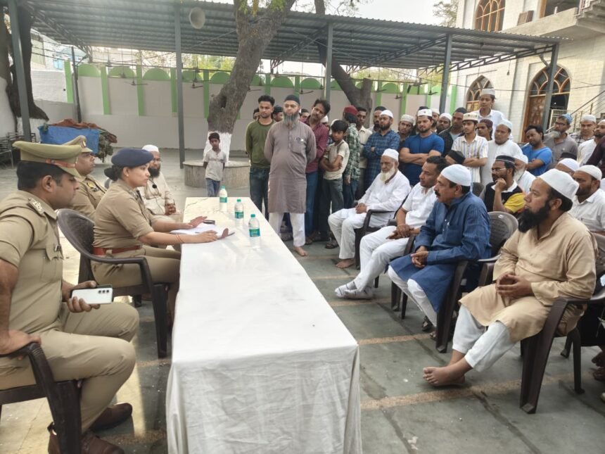 A meeting was held with the people under the chairmanship of ACP Upasana Pandey regarding goodbye namaz IMAGE CREDIT TO POLICE