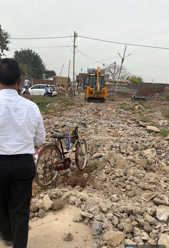 GDA bulldozer roared in Muradnagar: Three illegal colonies living in 33 bighas razed to the ground IMAGE CREDIT TO REPORTER