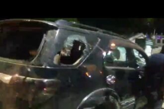 Clash between two groups over a social media comment, lathis used at Gandhi Chowk IMAGE CREDIT TO रिपोर्टर