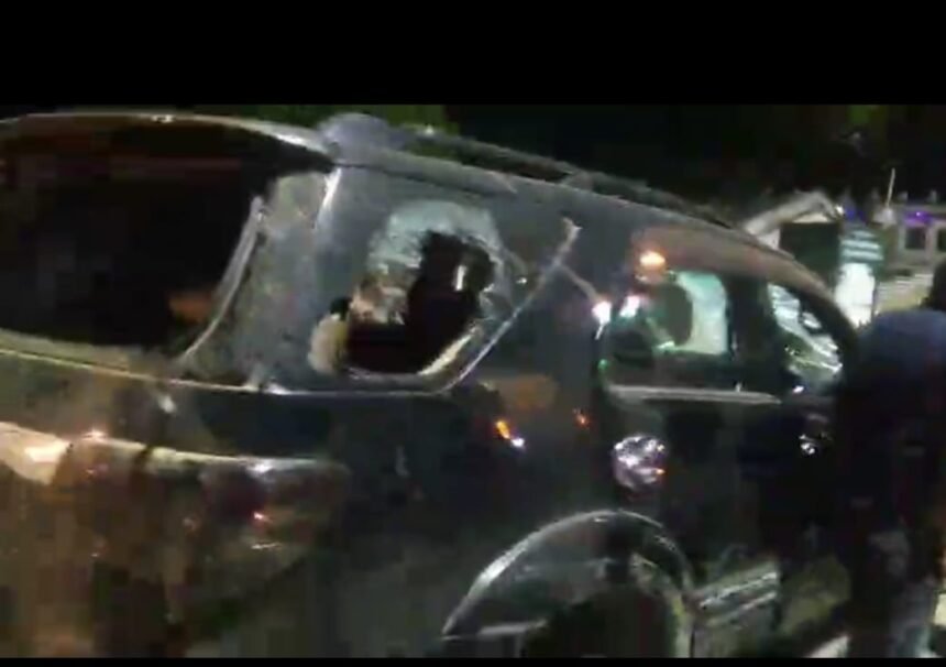 Clash between two groups over a social media comment, lathis used at Gandhi Chowk IMAGE CREDIT TO रिपोर्टर