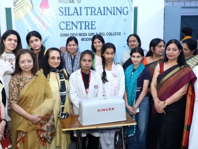 Ginni Devi Modi Girls PG College distributes sewing machines to 80 female students IMAGE CREDIT TO कॉलेज