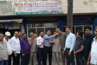 Traders rejoice at FSSAI decision; trade association distributes sweets IMAGE CREDIT TO रिपोर्टर