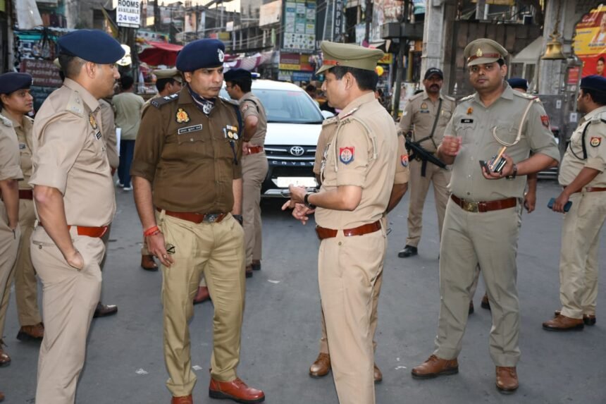 Police conducted a flag march in Muzaffarnagar, reviewed the security arrangements IMAGE CREDIT TO POLICE