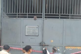 Major action by Ghaziabad Development Authority: Illegal factory sealed in Modinagar; bulldozer used on a colony spanning 17,000 sq meters IMAGE CREDIT TO प्राधिकरण