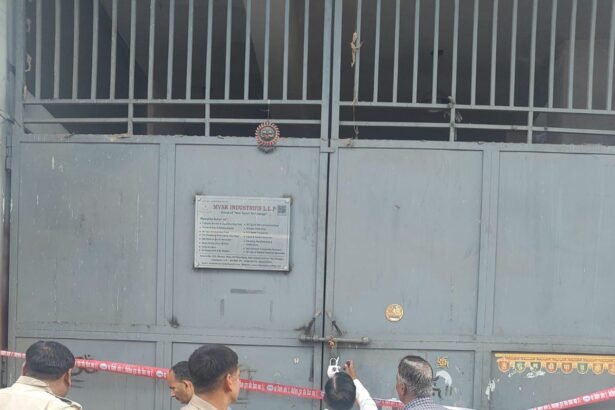 Major action by Ghaziabad Development Authority: Illegal factory sealed in Modinagar; bulldozer used on a colony spanning 17,000 sq meters IMAGE CREDIT TO प्राधिकरण