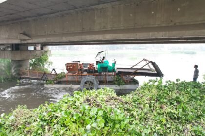 The Municipal Corporation launched a mega campaign using machines for the cleaning of the Hindon River IMAGE CREDIT TO NAGAR NIGAM