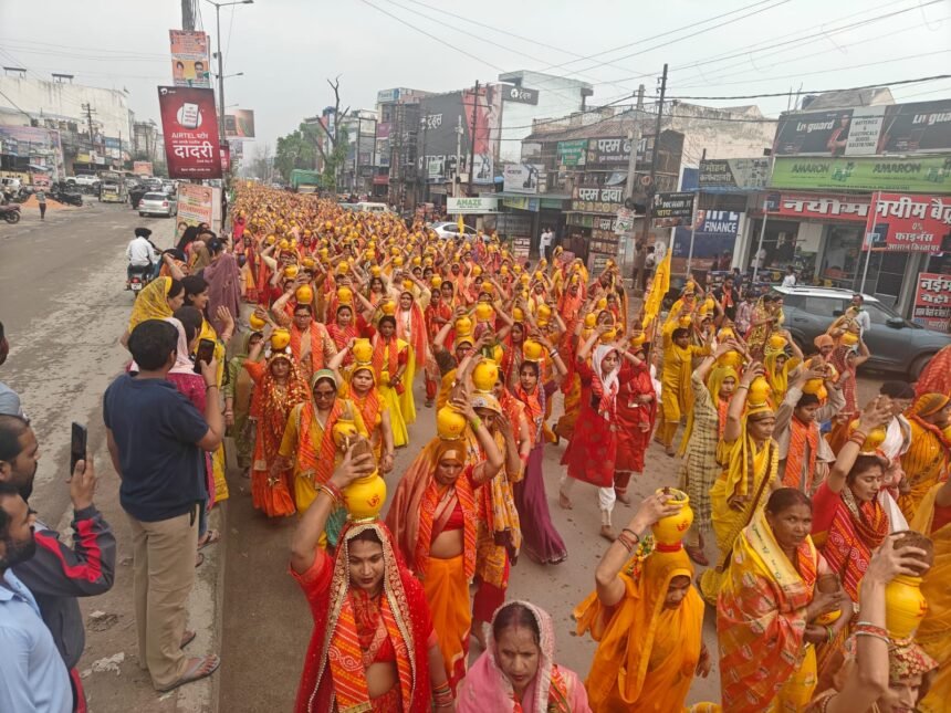 A grand procession set out with 5,100 pots, turning the city into a center of devotion and faith IMAGE CREDIT TO रिपोर्टर
