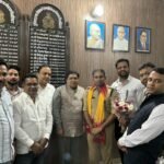 The Trade Association honored the Circle Officer and demanded a curb on unnecessary challans (fines). IMAGE CREDIT TO व्यापार मंडल