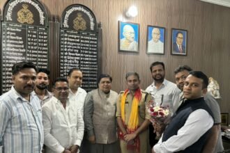 The Trade Association honored the Circle Officer and demanded a curb on unnecessary challans (fines). IMAGE CREDIT TO व्यापार मंडल