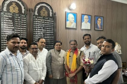 The Trade Association honored the Circle Officer and demanded a curb on unnecessary challans (fines). IMAGE CREDIT TO व्यापार मंडल