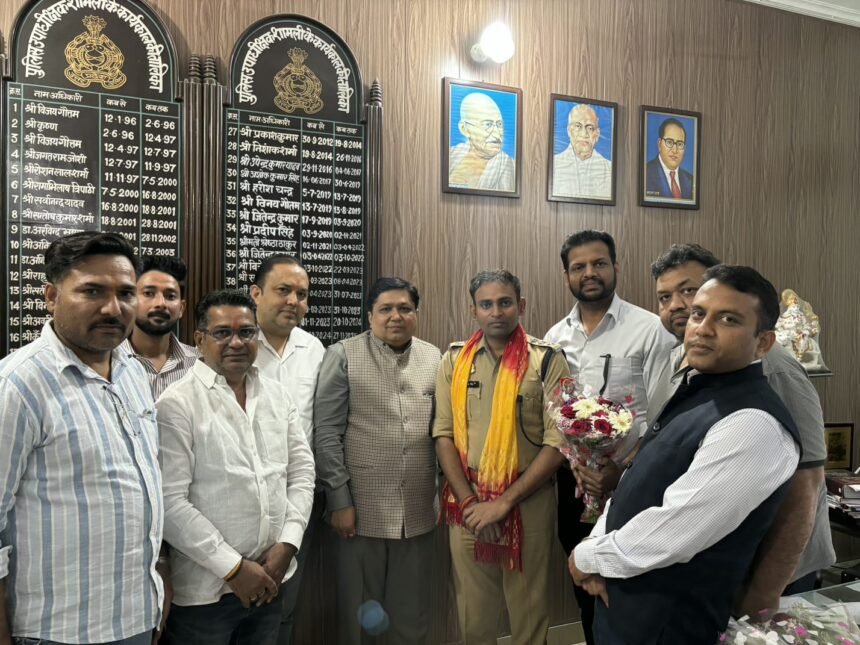 The Trade Association honored the Circle Officer and demanded a curb on unnecessary challans (fines). IMAGE CREDIT TO व्यापार मंडल