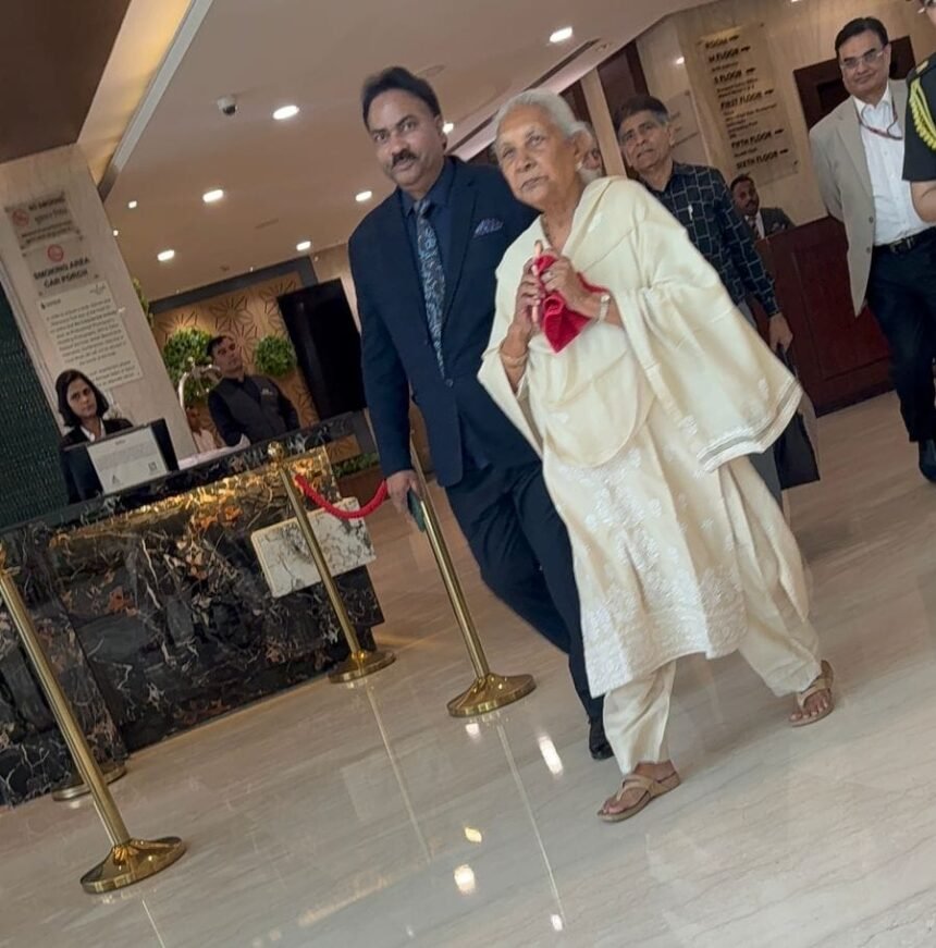 Sahibabad decorated to welcome Governor Anandiben Patel, with a grand event held in the presence of administrative officials. IMAGE CREDIT TO होटल