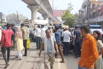 Consumers enraged over unavailability of gas cylinders; blockade on the Delhi–Meerut road, long queues bring traffic to a halt. IMAGE CREDIT TO रिपोर्टर