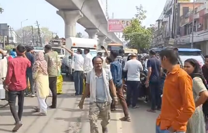 Consumers enraged over unavailability of gas cylinders; blockade on the Delhi–Meerut road, long queues bring traffic to a halt. IMAGE CREDIT TO रिपोर्टर
