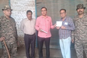 Municipal Corporation team raided a polythene warehouse, collected a fine of ₹2 lakh IMAGE CREDIT TO नगर निगम