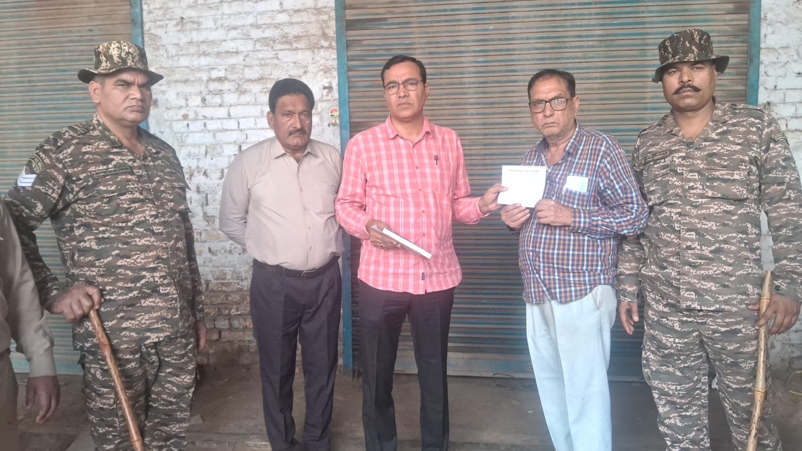 Municipal Corporation team raided a polythene warehouse, collected a fine of ₹2 lakh IMAGE CREDIT TO नगर निगम