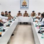 A meeting, chaired by police officials, was held to resolve the issues faced by traders. IMAGE CREDIT TO पुलिस