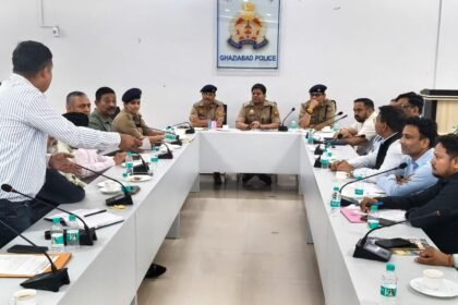 A meeting, chaired by police officials, was held to resolve the issues faced by traders. IMAGE CREDIT TO पुलिस