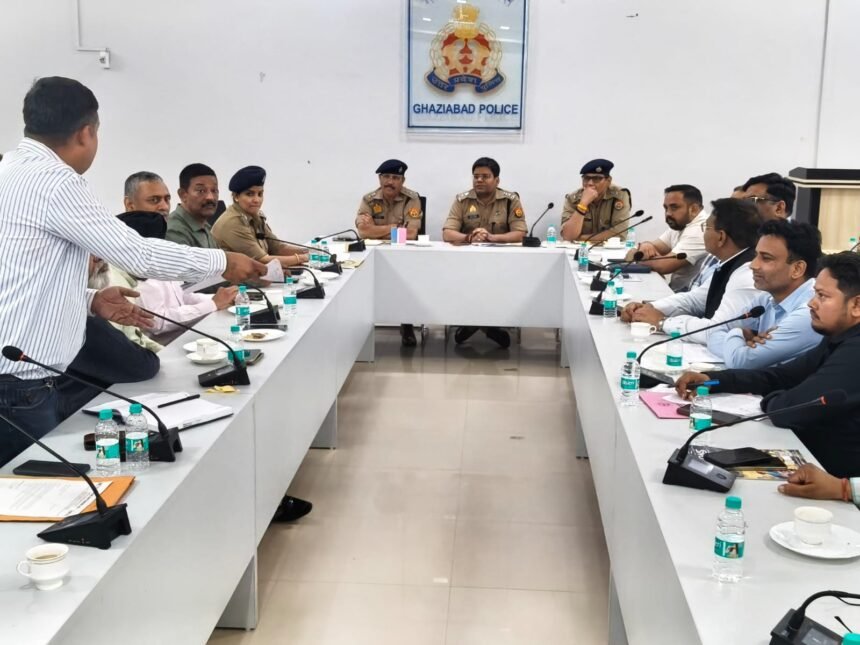 A meeting, chaired by police officials, was held to resolve the issues faced by traders. IMAGE CREDIT TO पुलिस