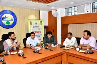 A cleanliness drive will be launched on routes connected to the railway line; the Municipal Commissioner held a meeting with railway officials. IMAGE CREDIT TO नगर निगम