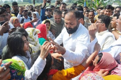 Outrage erupts after a student was shot dead; highway in Muzaffarnagar blocked with the body placed on the road. IMAGE CREDIT TO रिपोर्टर