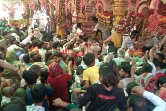On Ashtami, a huge wave of devotion surged at Mahamaya Devi Temple, as लाखों (hundreds of thousands of) devotees gathered to offer prayers. IMAGE CREDIT TO रिपोर्टर