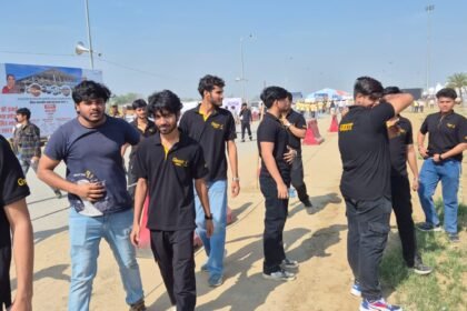 Hundreds of people were denied entry due to wearing black clothes, leaving young attendees disappointed. IMAGE CREDIT TO रिपोर्टर