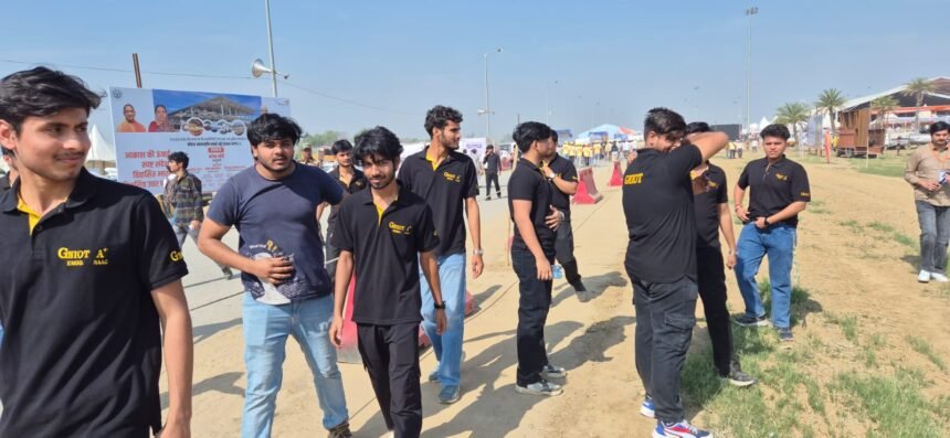 Hundreds of people were denied entry due to wearing black clothes, leaving young attendees disappointed. IMAGE CREDIT TO रिपोर्टर