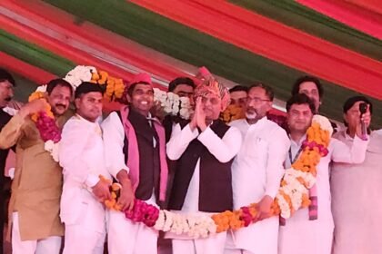 A massive crowd surged at the PDA’s election campaign rally, leaving the opposition stunned. IMAGE CREDIT TO रिपोर्टर