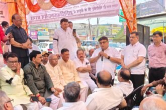 Traders held a protest over house tax, which was called off by the Additional Municipal Commissioner. IMAGE CREDIT TO नगर निगम