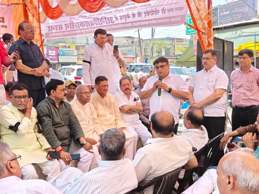 Traders held a protest over house tax, which was called off by the Additional Municipal Commissioner. IMAGE CREDIT TO नगर निगम