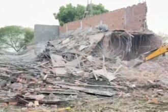 A “house of death” built out of greed: Poor construction caused a two-story building to collapse, narrowly avoiding a major disaster. IMAGE CREDIT TO रिपोर्टर