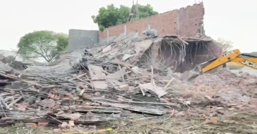 A “house of death” built out of greed: Poor construction caused a two-story building to collapse, narrowly avoiding a major disaster. IMAGE CREDIT TO रिपोर्टर