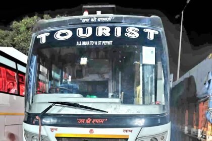 Tragic accident on the Yamuna Expressway: a woman died while boarding a bus, and the driver has fled. IMAGE CREDIT TO रिपोर्टर