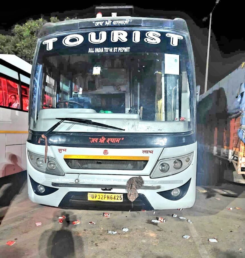 Tragic accident on the Yamuna Expressway: a woman died while boarding a bus, and the driver has fled. IMAGE CREDIT TO रिपोर्टर