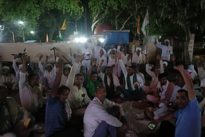 In protest against the arrest of Rakesh Tikait in Odisha, farmers held a sit-in at Jewar Kotwali. IMAGE CREDIT TO REPORTER